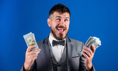 Zenginlik ve refah kavramı. Nakit kolay ve hızlı bir şekilde olsun. Nakit işlem iş. Kolay nakit krediler. Resmi takım elbise mavi arka plan doları banknot yığını tutun. İşadamı nakit para var.
