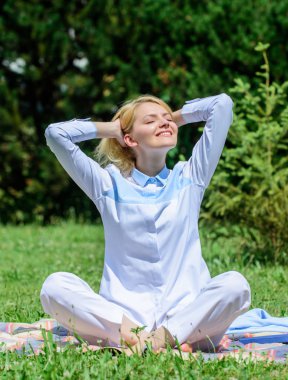 Her gün meditasyon. Neden her gün meditasyon. Zihnini boşalt. Kız halı yeşil çim çayır doğa arka plan üzerinde meditasyon. Dakika dinlenmek için bulmak. Pratik meditasyon rahatlatıcı kadın