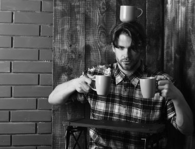 yakışıklı adam tuğla ve ahşap duvar arka plan üzerinde bardak