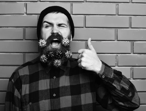 Uomo barbuto, brutale hipster caucasico divertito con stelle decorative regalo — Foto Stock