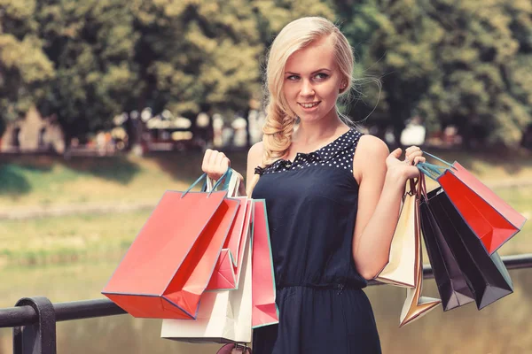 Joven y bonita mujer de compras. Mujer en vestido negro —  Fotos de Stock