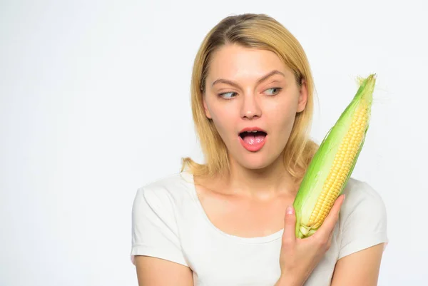 Mulher segurar espiga de milho amarelo no fundo branco. Conceito de colheita de milho. Menina segurar milho maduro na mão. Alimentos vegetarianos e produtos orgânicos naturais saudáveis. Conceito de agricultura e culturas de queda — Fotografia de Stock