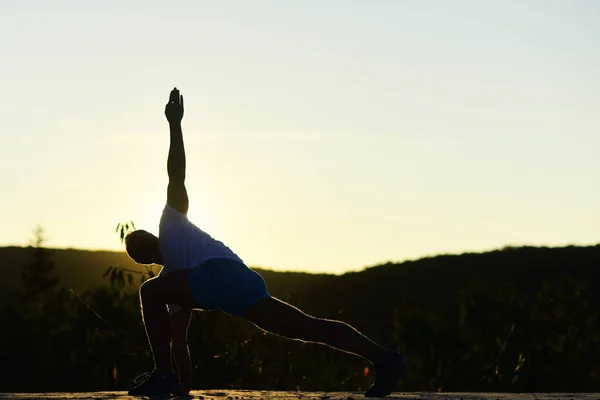 Estilo de vida saludable y concepto deportivo. Entrenador con figura deportiva — Foto de Stock