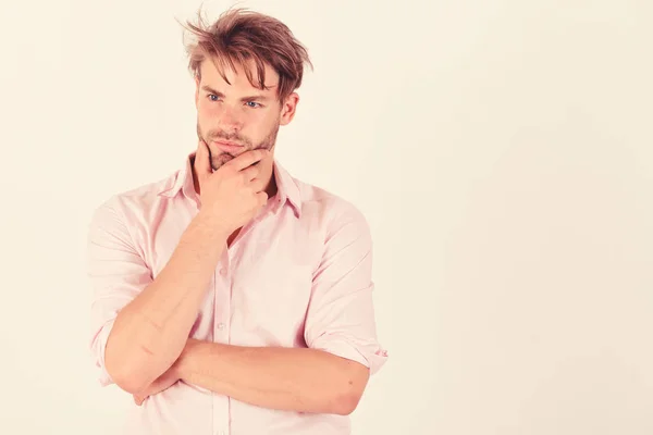 Concepto de moda y confianza. Hombre con rostro reflexivo y curioso — Foto de Stock