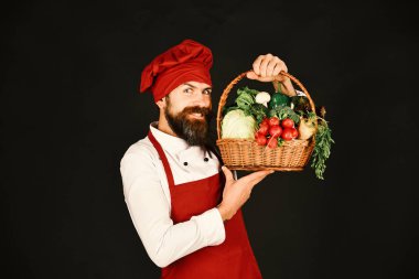 Lahana, turp ve marullu bir aşçı. Adamın elinde sebze var.