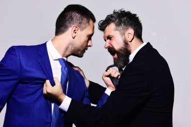 İş arkadaşlarınızla iyi çalışma konumu karar. Kızgın yüzü olan iş adamları