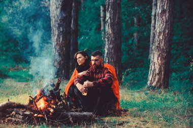 Maço şenlik ateşi, karısı ile tatil keyfini yakın oturan bira ile.