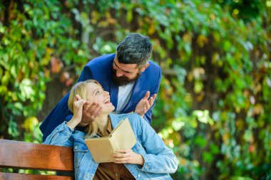 Parkta kalma. Romantik ilişkiler kavramı. Park romantik tarih için en iyi yer. Kaç aşk romantik tarih doğa park arka plan içinde. Kız sit tezgah bekle erkek kitabı okuyun. O tarih için bekle