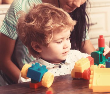 Çocuğun yanında hafif ahşap zemin üzerine anne. Ebeveynlik kavramı.