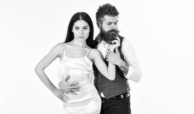 Düğün kavramı. Düğün töreni için kopya alanı ile gelin sakallı hippi giyinmiş. Aşk, Gelin ve damat şık giysileriyle, beyaz arka planda çift. Gelinlik ve yelek erkekte kadında