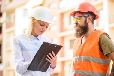 Başarılı bir anlaşma kavramı. Foreman'ın inşaat malzemeleri tedarik kurdu. Uzman ve Oluşturucu İnşaat malzemeleri tedarik hakkında iletişim kurmak. İnşaat malzemeleri satın alma. İnşaat Sanayi