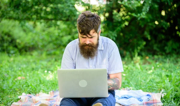 İlham arıyorsanız. Blogger doğa tarafından ilham kaynağı olma. Dizüstü sit çayır doğa arka plan ile sakallı adam. Yazar ilham doğa ortamı için arıyorum. İlham bloglama için — Stok fotoğraf