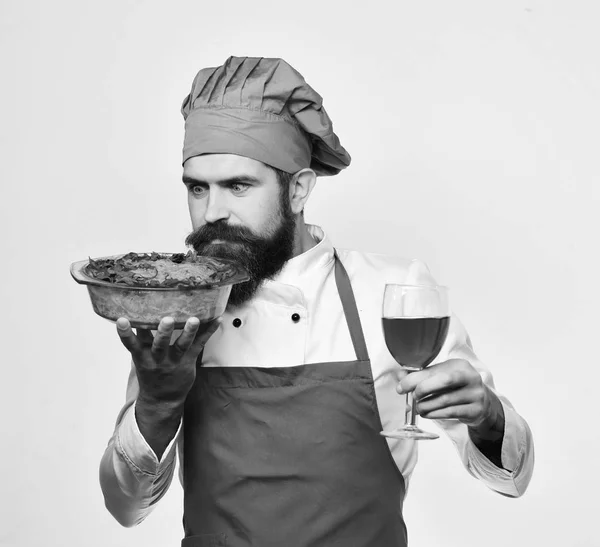 Chef håller skål med potatisgryta och glas alkohol — Stockfoto