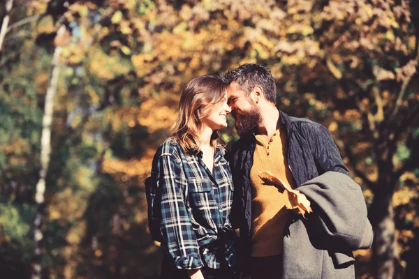 Lány és szakállas srác vagy boldog szerelmesek egy randin — Stock Fotó