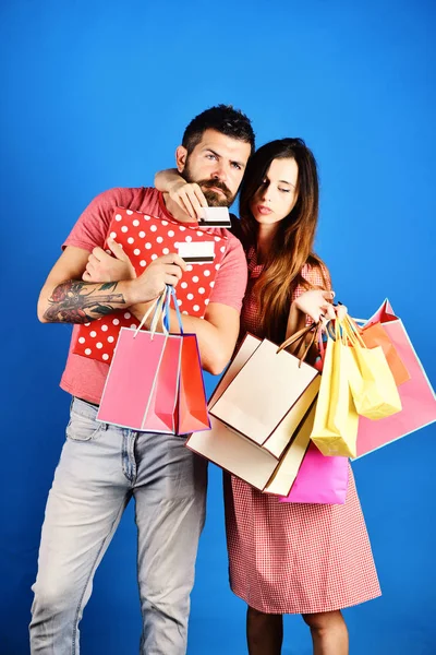 Alışveriş ve harcama konsepti. Sakallı adam ve kız. — Stok fotoğraf