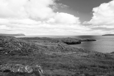 Deniz manzaralı Torshavn, Danimarka tepelik kıyıdan bulutlu gökyüzü altında. Güzel manzaralı. Doğanın güzelliği. Vahşi deniz plaj. Çevre ve ekoloji. Yaz tatil ve yolculuk tutkusu