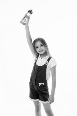 Çocuk yetiştirmek su şişesi üzerinde beyaz izole. Küçük kız elinde plastik şişe tutun. Susuzluk ve sağlık. Çocukluk. Sadece temiz ve taze su. Sulu ve sağlıklı kal. İçme suyu sağlık için