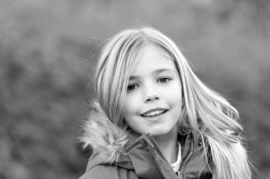 Kırmızı montlu çocuk zevk pastoral sonbahar günü