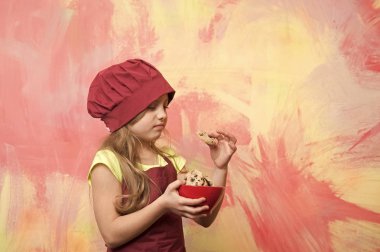 tanımlama bilgileri veya bisküvi Şef çocuk elinde kase