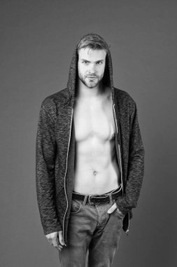 Çıplak gövde kapüşonlu adam. Gri kot kırpılmış şık sakallı hippi. Mükemmel kas vücut adamla. Seksi yakışıklı modeli üzerinde mor arka plan izole. Sokak tarzı gençlik moda