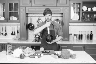 Profesyonel aşçı. Şef sebzeleri ne kadar çabuk doğramayı öğretiyor. Yemeği güvenli ve etkili bir şekilde doğrayın, doğru aletleri kullandığınızdan emin olun. Bıçağı doğru tutmayı öğren ve sağ kesim tekniğini kullan.