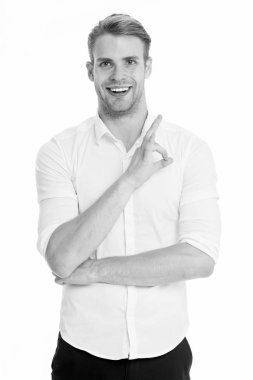 Herhangi bir sorun. Gülümseyen yüz güvenle hazır beyaz arka plan yardımcı olmak için poz dostum. Kıl dükkanında yardım etmek adam. Adam dükkanı danışman kendinden emin ve misafirperver görünüyor. Adam iyi jest gösterir