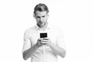 Anahtarı radyo kanalı. En sevdiğin şarkı kulaklık ile smartphone dinleme adam. Adam kulaklık dinlediği müzik. Konsantre yüz zevk adam müzik dinleme izole beyaz arka plan. Değişim radyo kanalı