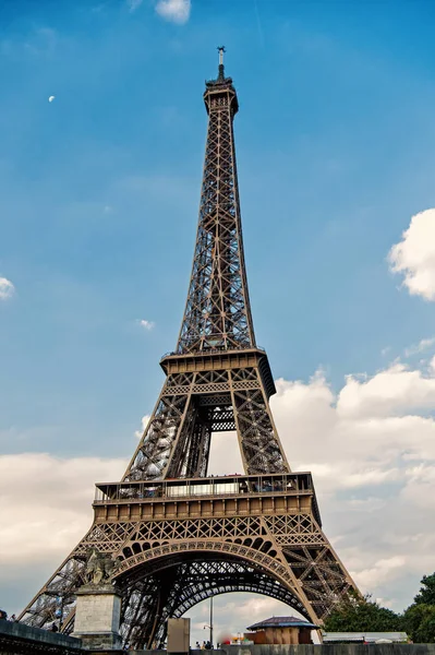 Eyfel Kulesi Paris, Fransa'da gün batımında. Romantik seyahat arka plan. — Stok fotoğraf