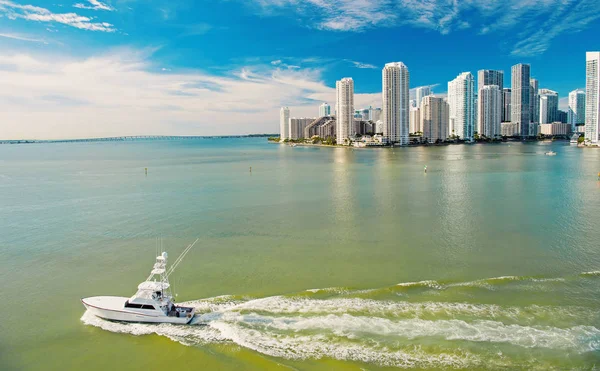 Miami skyskrapor med blå mulen himmel, båt segla, Flygfoto — Stockfoto