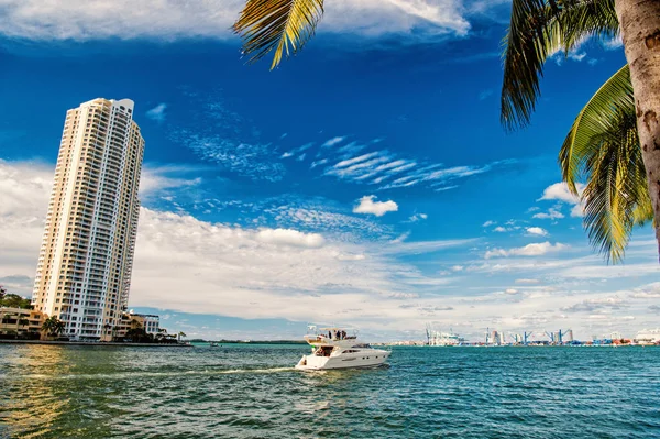 Downtown Miami along Biscayne Bay with condos and office buildings, yacht sailing in the bay — Stock Photo, Image