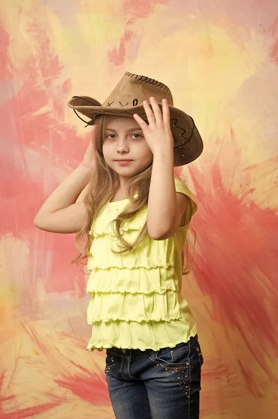 Barndom och lycka, bonde och sheriff, skönhet och mode, flicka — Stockfoto