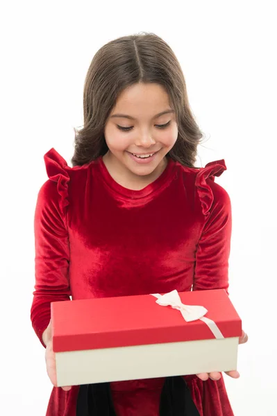 Gyerek kislány elegáns ruha göndör frizura tartsa díszdobozban. Gyermek izgatott kicsomagolás neki ajándékot. Kis aranyos lány kapott üdülési ajándék. Mi van benne. Legjobb játékszerek és karácsonyi ajándékokat a gyerekeknek — Stock Fotó