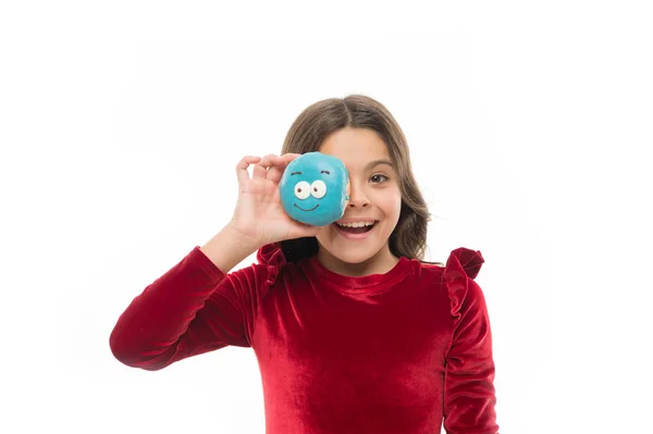 Je suis d'humeur pour quelque chose de sucré. Petit enfant amusez-vous avec beignet. Adorable petite fille dans une boulangerie. Les filles adorent les beignets. Petit gamin à la boulangerie de beignets. Une petite dent sucrée. Boulangerie et café — Photo