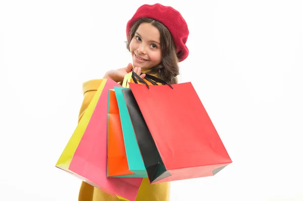 Bolsas pesadas. Niña pequeña con bolsas de compras. Pequeño comprador. Niño pequeño con bolsas de papel. Niña disfrutar de compras. Un poco adicto a las compras con bolsas de papel. Compras es una adicción —  Fotos de Stock