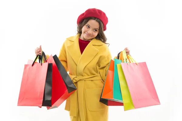 Shopaholic-Konzept. Zeichen, dass Sie süchtig nach Shopping sind. Kind süße kleine Mädchen halten Bündel Einkaufstüten. Kind zufrieden durch Einkaufen isoliert weißen Hintergrund. Besessen von Einkaufs- und Bekleidungszentren — Stockfoto