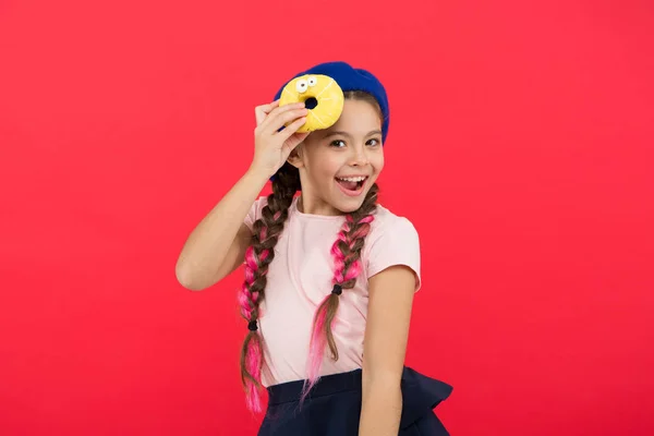 Неможливо Чинити Опір Свіжозробленому Пончику Дівчина Тримає Глазурований Милий Пончик — стокове фото