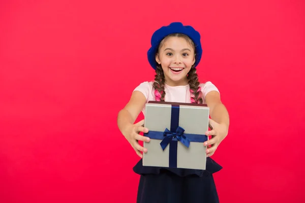 Gyermek izgatott kicsomagolás ajándék. Kis aranyos lány kapott ajándék csomag szalag íj. Milyen a gyermek álma kitalálni. Legjobb játékszerek és karácsonyi ajándékokat. Gyerek kislány kalap beret tartsa díszdobozban — Stock Fotó