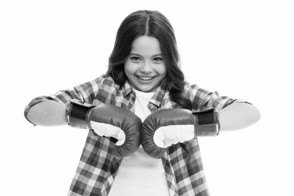 Ευτυχισμένο κορίτσι με γάντια μποξ, απομονωμένο στα λευκά. Ένα μικρό χαμόγελο στην πόζα του μποξ. Ο μικρός πυγμάχος είναι έτοιμος να πολεμήσει. Αθλητική προπόνηση και προπόνηση. Ικανός να κερδίσει — Φωτογραφία Αρχείου
