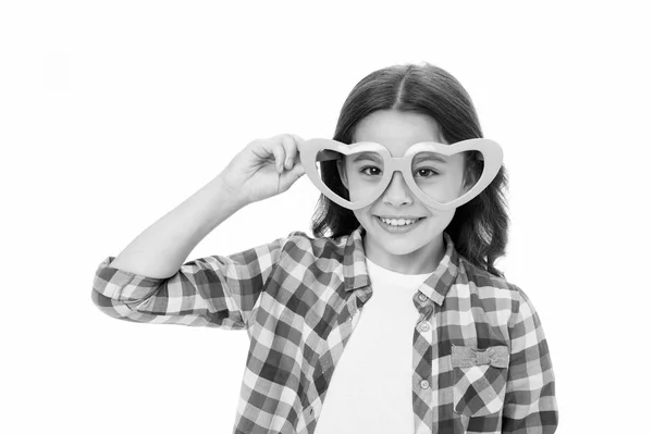 Lindo olhar. Miúda coração menina em forma de óculos alegre. Menina penteado encaracolado rosto sorridente adorável. Criança encantador sorriso isolado fundo branco. Criança feliz adorável desfrutar de infância — Fotografia de Stock