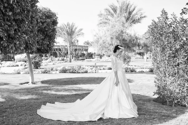 Femme en robe de mariée parfaite. mode de mariage pour jolie femme. mignonne femme en plein air. femme en cérémonie nuptiale. l'amour est dans l'air . — Photo