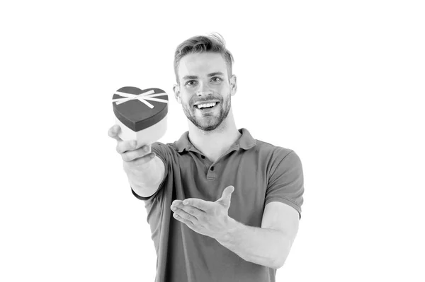 Homem feliz segurar coração em forma de valentine box. Sorriso de homem isolado no branco. Dou-te o meu coração. Apresentando conceito de produto. Partilha o amor dele. Dia dos namorados — Fotografia de Stock