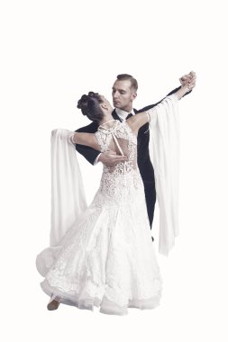 Dans eden balo çifti beyaz sahilde yalnız poz veriyor.