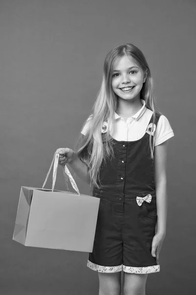 여름 판매입니다. 귀여운 십 대 여자 쇼핑 가방을 운반합니다. 아이 의류 여름 세일 구입. 판매 혜택입니다. 계절 판매 개념입니다. 여자 쇼핑의 절대적으로 좋아한다입니다. 간단한 알림 스마트 쇼핑 하는 방법 — 스톡 사진