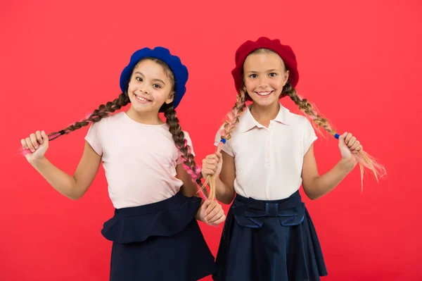 Schulmädchen Französisch kleine Kinder lächelnd Gesicht posiert Hut roten Hintergrund. wie man französische Baskenmütze trägt. Barett Stil Inspiration. wie man Baskenmütze wie Modemädchen trägt. modisches Baskenmützen Accessoire für Frauen — Stockfoto