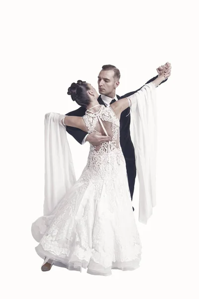 Ballrom casal de dança em uma pose de dança isolado em bachground branco — Fotografia de Stock