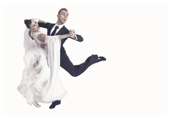 Ballrom casal de dança em uma pose de dança isolado em bachground branco — Fotografia de Stock