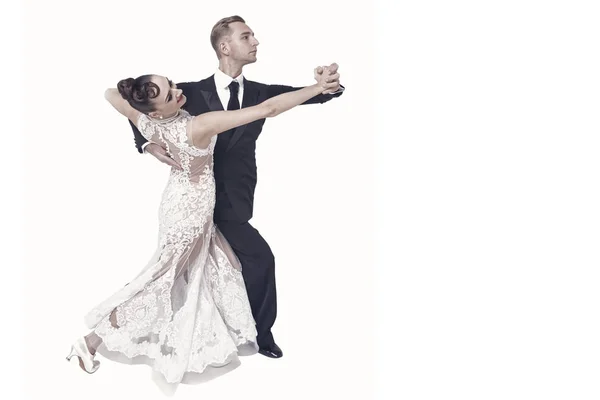 Ballrom casal de dança em uma pose de dança isolado em bachground branco — Fotografia de Stock