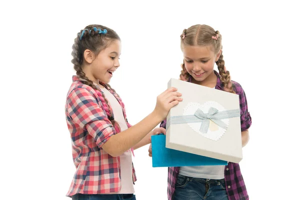 Enfants petites filles avec tresses coiffure tenir boîte cadeau. Les enfants excités par le déballage cadeau. Petites filles mignonnes sœurs reçu cadeau de vacances. Les rêves se réalisent. Meilleurs cadeaux d'anniversaire et de Noël — Photo