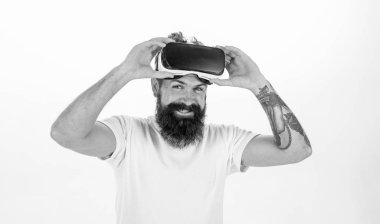 Sakal ve bıyık tutar Vr gözlük, beyaz arka planı olan adam. VR teknolojisi kavramı. Adam Vr gözlük veya baş ile ekran monte. Hipster gülümseyen yüzü üzerinde eğlence için modern teknolojiler kullanın
