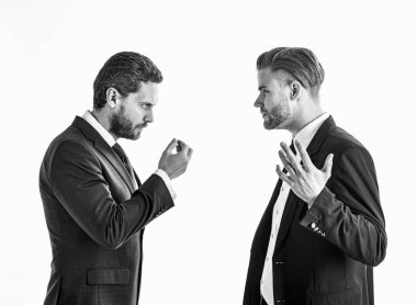 İş ortakları üzerinde beyaz backgrou izole sorunları tartışıyor